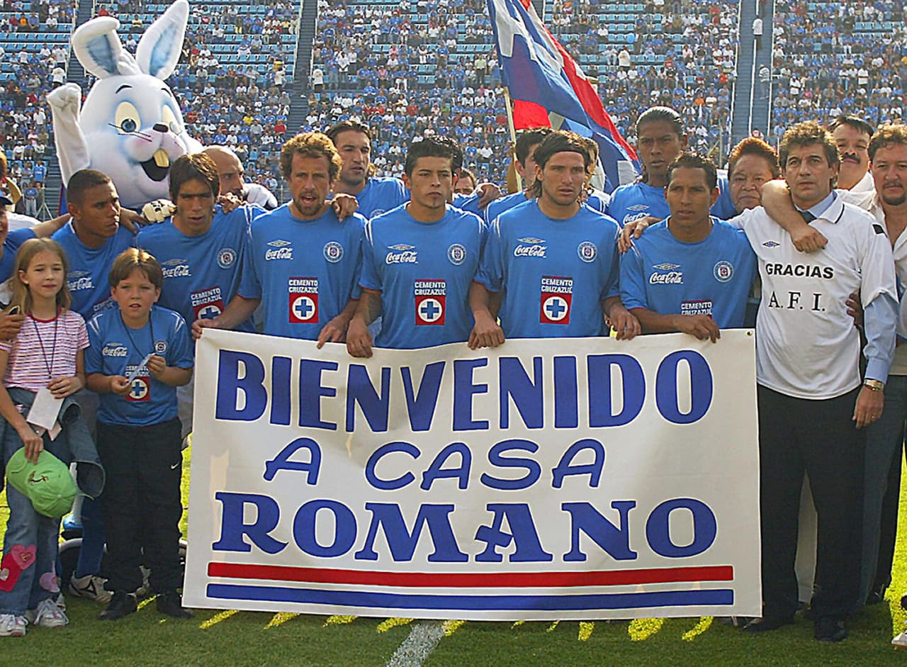 Como jugador, el argentino Rubén Omar Romano fue jugador del América entre 1980 y 1981, mientras que por Cruz Azul pasó entre 1992 y 1993. En 2005, fue técnico de la 'Máquina Cementera'.
