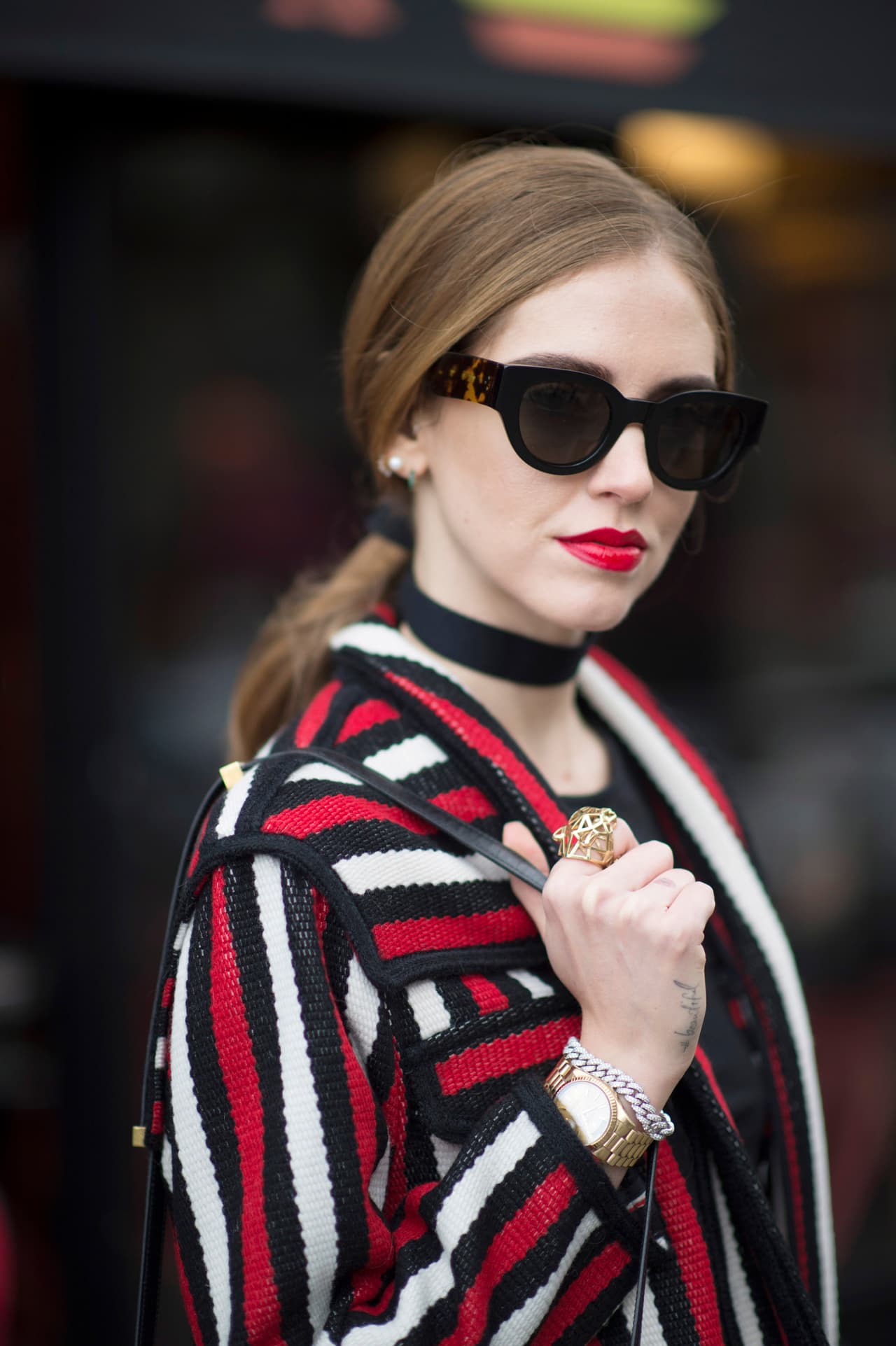 No importan las tendencias, las gafas clásicas que son más cuadradas y oscuras estarán siempre en el corazón de las mujeres que como Chiara Ferragni saben que estas son sus mejores aliadas.