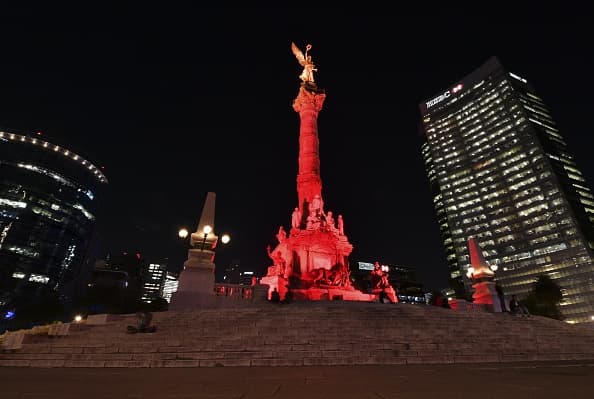 Aunque a nivel mundial, los casos de contagios de VIH se redujeron de 2010 a 2018 en un 16%; en
<b>México no se reportó una variante de estos, lo que significa que no existió un avance en cuanto a la lucha contra este virus</b>. Recientemente autoridades de salud aseguraron que jóvenes menores de 25 años representan una tercera parte de los nuevos casos de contagio en el país.
<br>La imagen muestra el monumento del Ángel de la Independencia iluminado de color rojo en conmemoración del Día Internacional de la Lucha Contra el Sida.
<br>