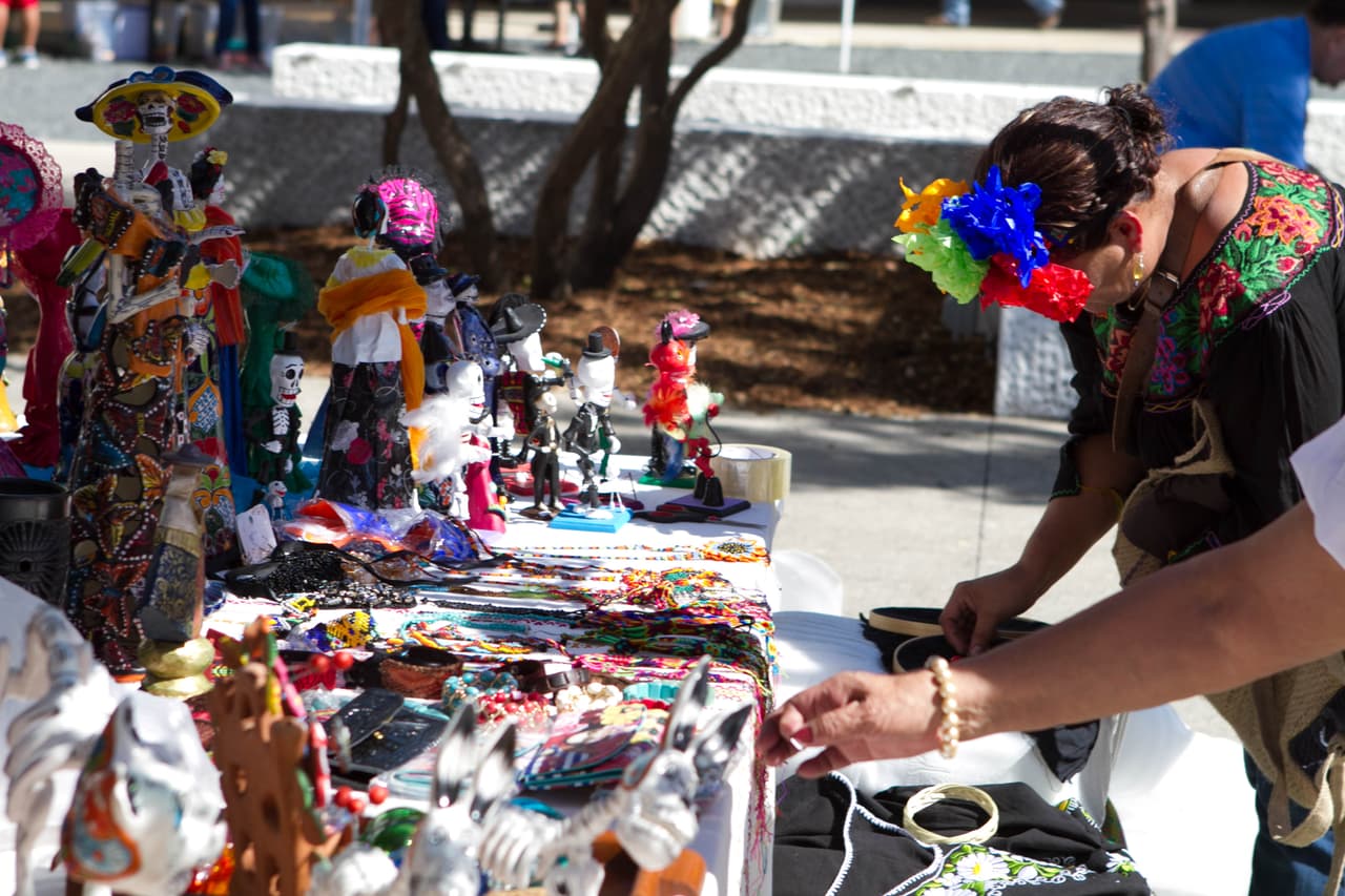 Altares, música, piñatas, papel picado, exhibición de autos antiguos, calaveras, pan de muerto y caritas y manitas pintadas hicieron parte del evento del 'Día de los Muertos' organizado en el Centro Cultural Mexico-Americano de Austin.
