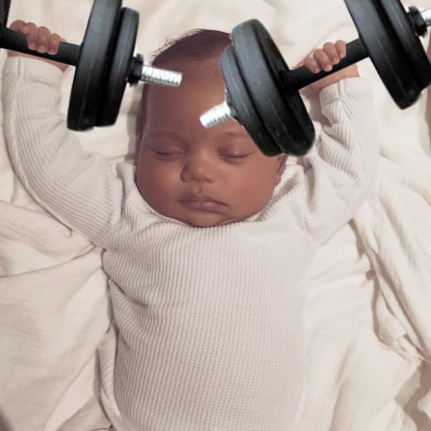 Tan peque y ya haciendo pesas.