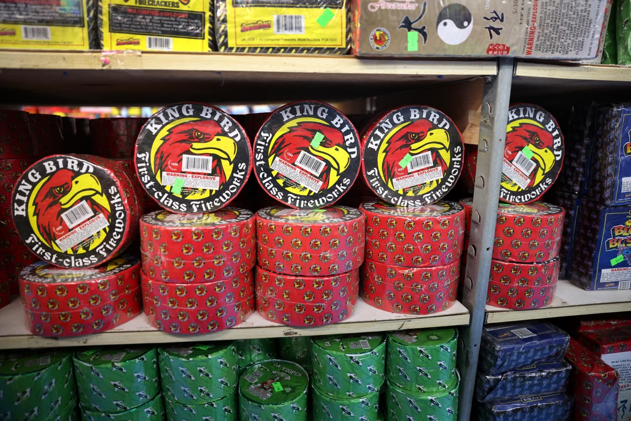 Si ve a alguien usando fuegos artificiales ilegalmente, como cerca de estructuras ocupadas o usando fuegos artificiales altamente explosivos, o si desea reportar una queja por ruido nocturno, puede llamar al 911 o al distrito policial local para reportarlo.