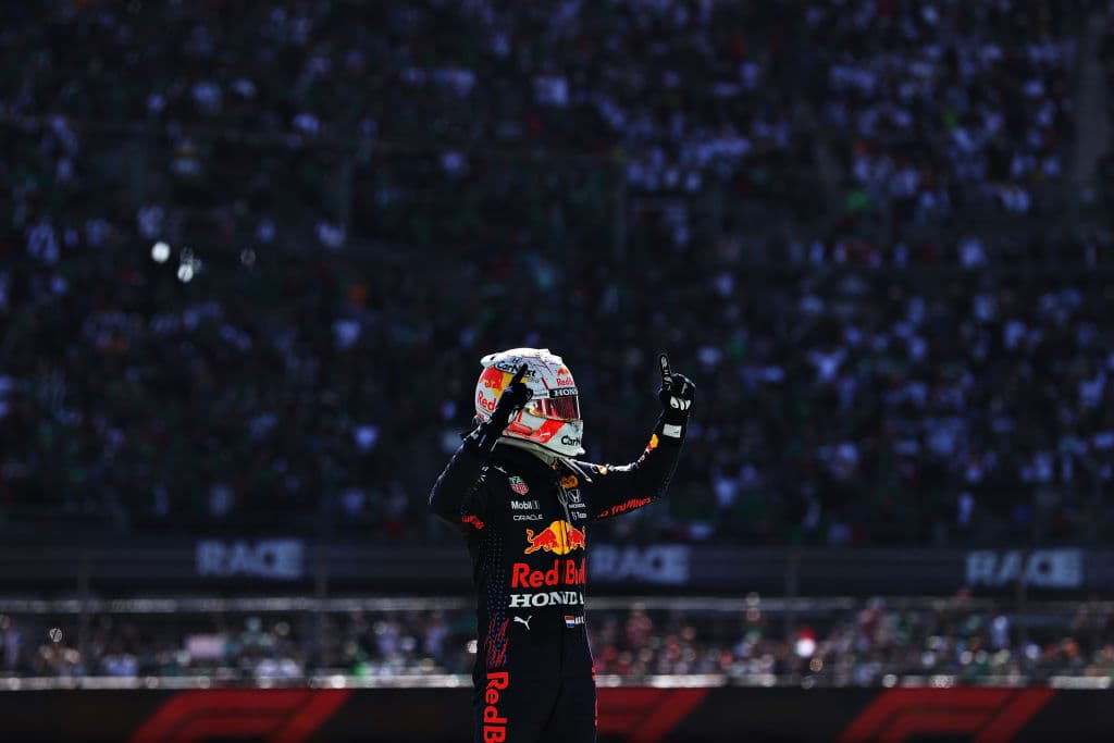 Red Bull hace el 1-3 con Max Verstappen en primer lugar y Sergio Pérez en tercero durante el Gran Premio de México en la Formula 1. Lewis Hamilton se quedó con la segunda posición durante la carrera. El mexicano logró subirse al podio en se casa.