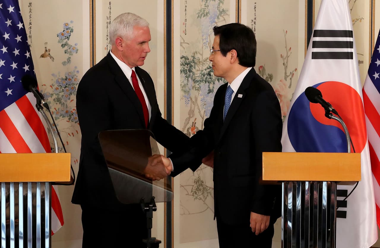 Horas más tarde, Mike Pence se reunió con el presidente en funciones de Corea del Sur Hwang Kyo-ahn en Seúl, donde dieron una rueda de prensa conjunta.