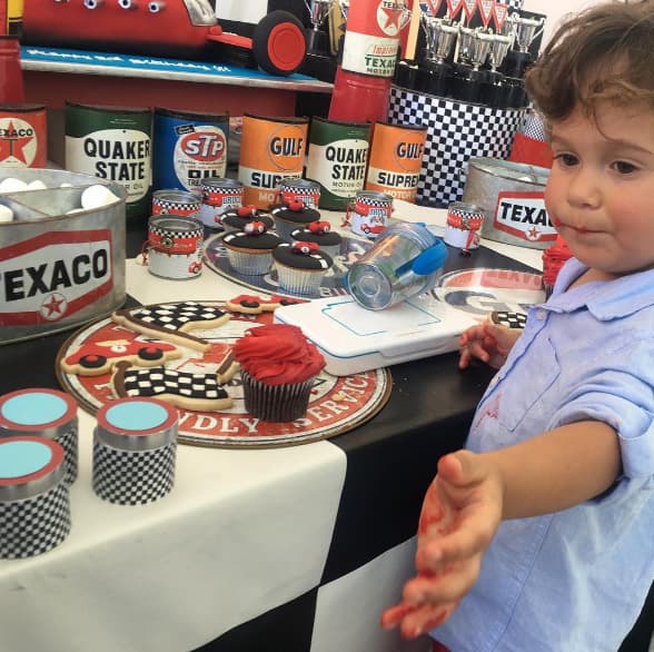 Feliz comiendo pastel.