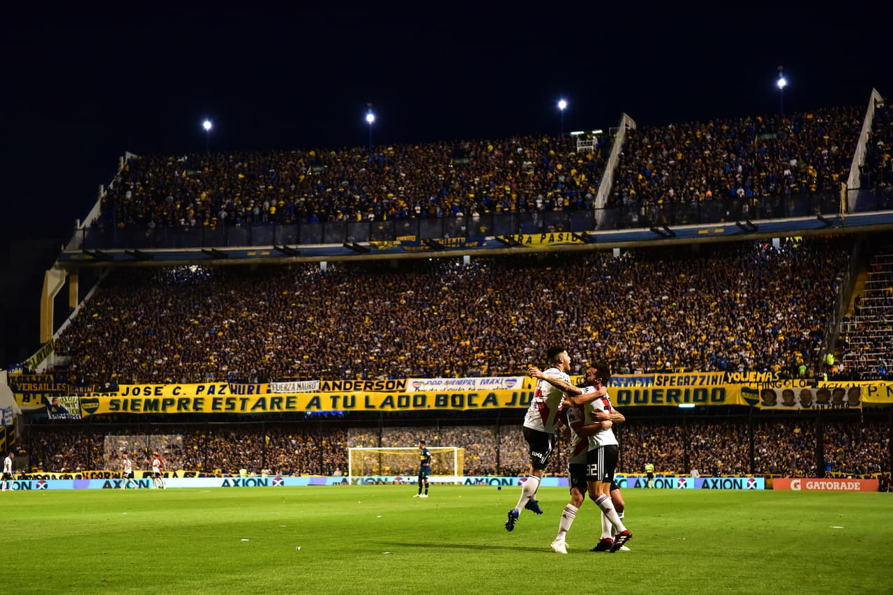 BUENOS AIRES, ARGENTINA - SEPTEMBER 23: Ignacio Scocco of River Plate celebrates with teammates after scoring the second goal of his team during a match between Boca Juniors and River Plate as part of Superliga 2018/19 at Estadio Alberto J. Armando on September 23, 2018 in Buenos Aires, Argentina. (Photo by Amilcar Orfali/Getty Images)