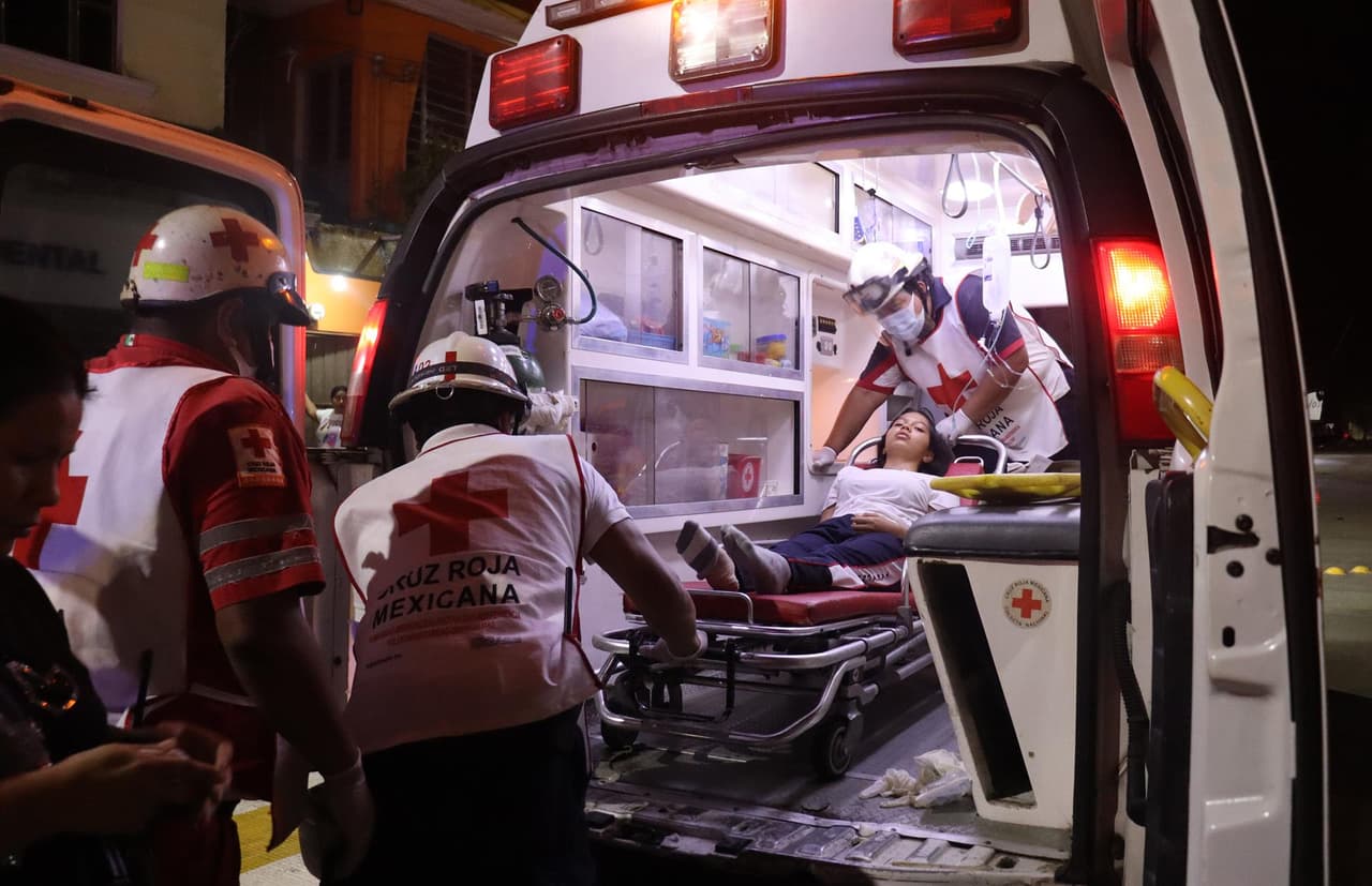 Estudiantes intoxicados son atendidos, el pasado 7 de octubre de 2022, en el municipio de Bochil, en el estado de Chiapas (México).