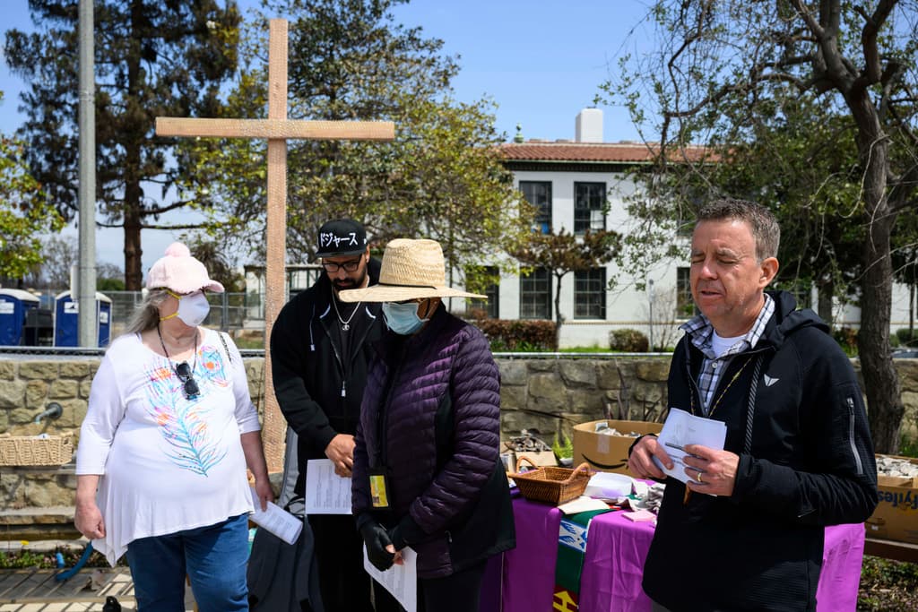 <b>La unidad en medio de la adversidad</b>: Aunque muchos han perdido sus hogares, los miembros de la iglesia se reúnen para sanar y apoyarse mutuamente, demostrando que la comunidad sigue unida.