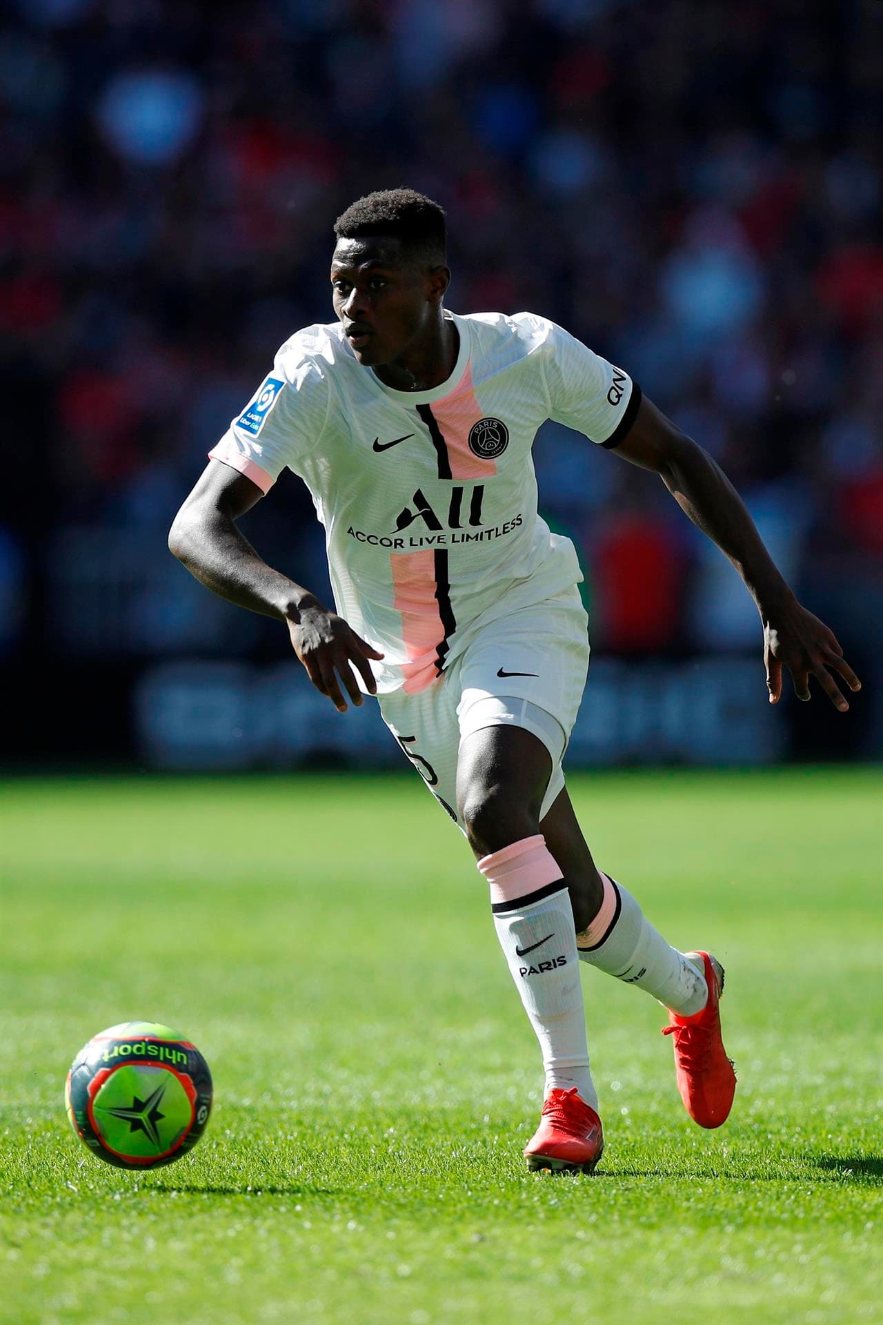 Paris Saint-Germain no pudo ante el Stade Rennais 2-0 como visita, durante la Jornada 9 en la Ligue 1. Los parisinos contaron con toda su artillería pesada pero no vieron la luz ante las anotaciones de Gaetan Laborde (45') y Flavien Tait (46). Así, el equipo local se lleva un triunfo épico y el PSG rompe su racha ganadora.