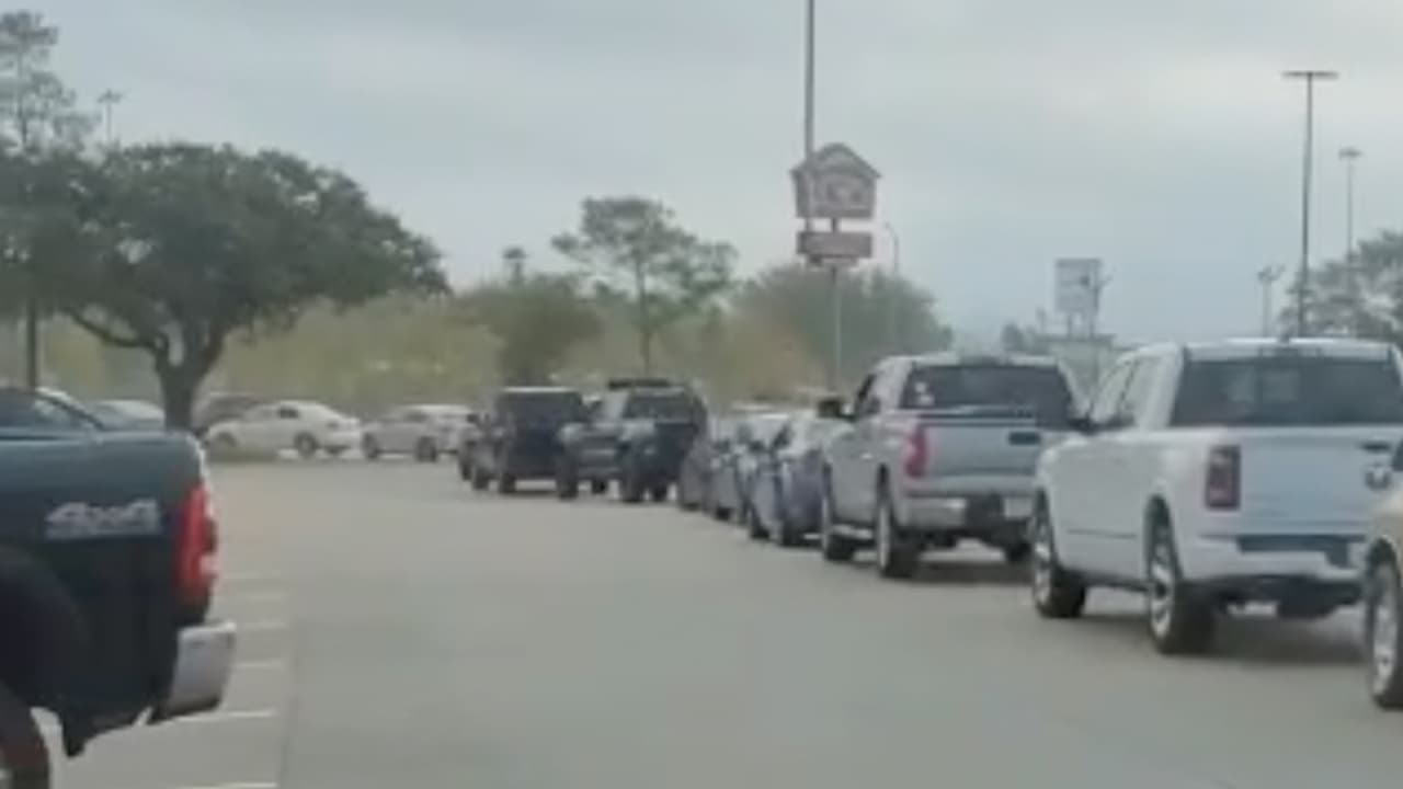 La ciudad de Houston habilitó el
<b><a href="https://www.univision.com/local/houston-kxln/pruebas-deteccion-coronavirus-centro-estadio-delmar-houston-texas-fotos">estadio Delmar</a></b> como mega centro de exámenes de detección de coronavirus. Se están realizando hasta 1,000 pruebas diarias.