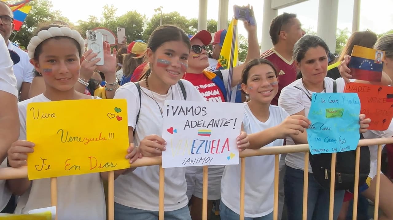 Los manifestantes, muchos de ellos envueltos en banderas venezolanos, se reunieron en el céntrico barrio de Brickell, donde se ubicaba el consulado hasta 2019.
