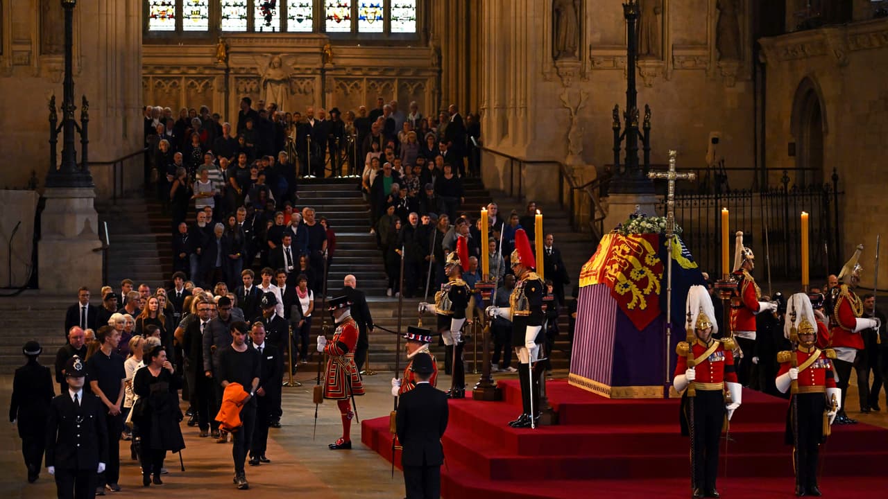Los británicos rinden tributo a la reina Isabel II, cuyo féretro estará en capilla ardiente en el palacio de Westminster.