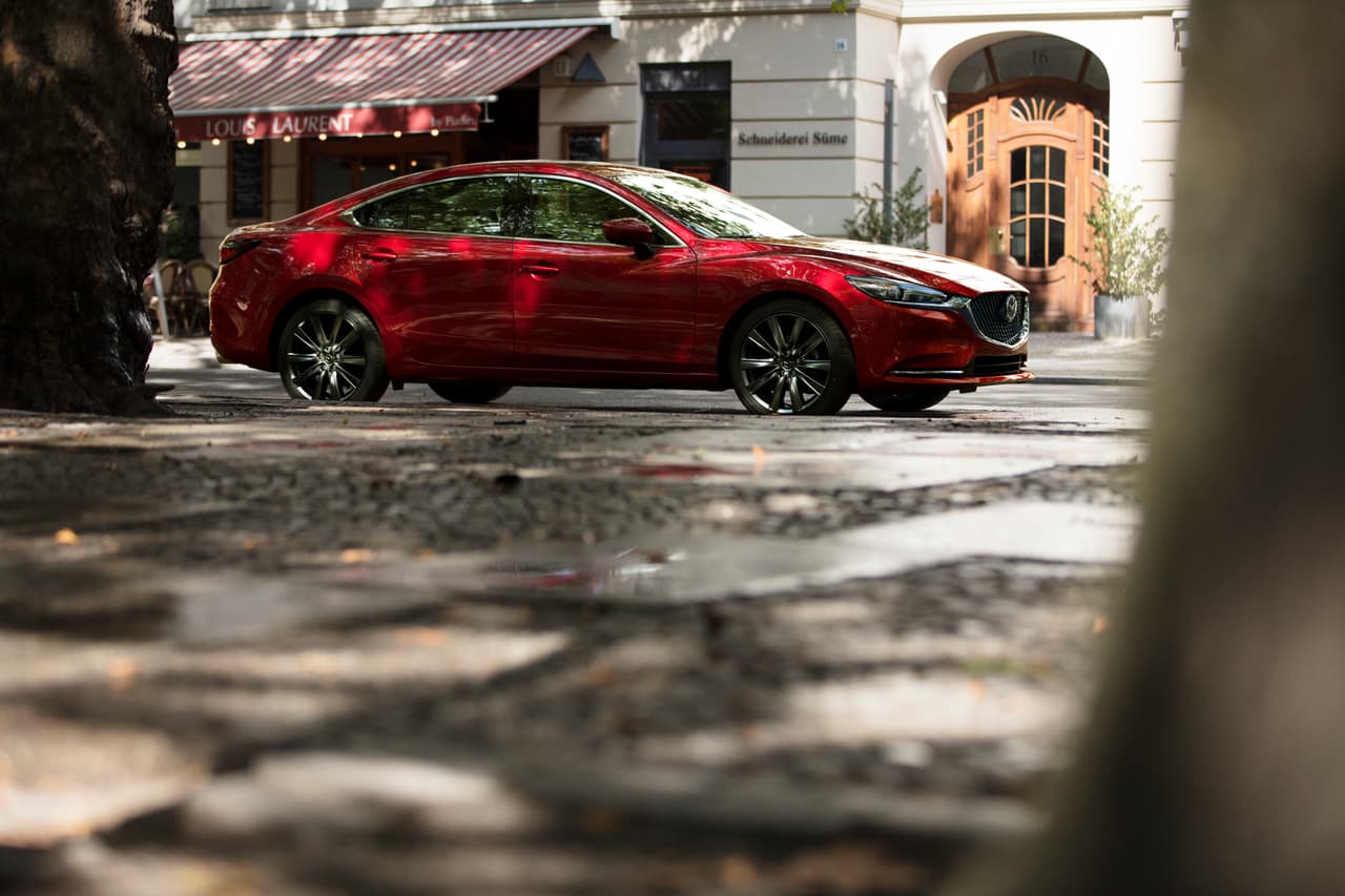 <b>Mazda 6 2019</b>
<br>Los amantes de los sedanes tendrán que esperar poco, hasta la primavera, para ver el nuevo Mazda 6 en todo su esplendor. Mientras tanto les adelantamos que conserva su motor 2.5 litros (con transmisión manual), pero suma la opción del SkyActiv-G 2.5T de 250 hp y 310 libras pie de torque con sistema de desactivación de cilindros que permite que con solo dos cilindros el carro pueda seguir circulando.
<br>