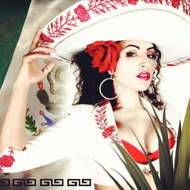 Ella lleva con orgullo el hecho de ser mexicana y así se ha lucido portando el traje charro.