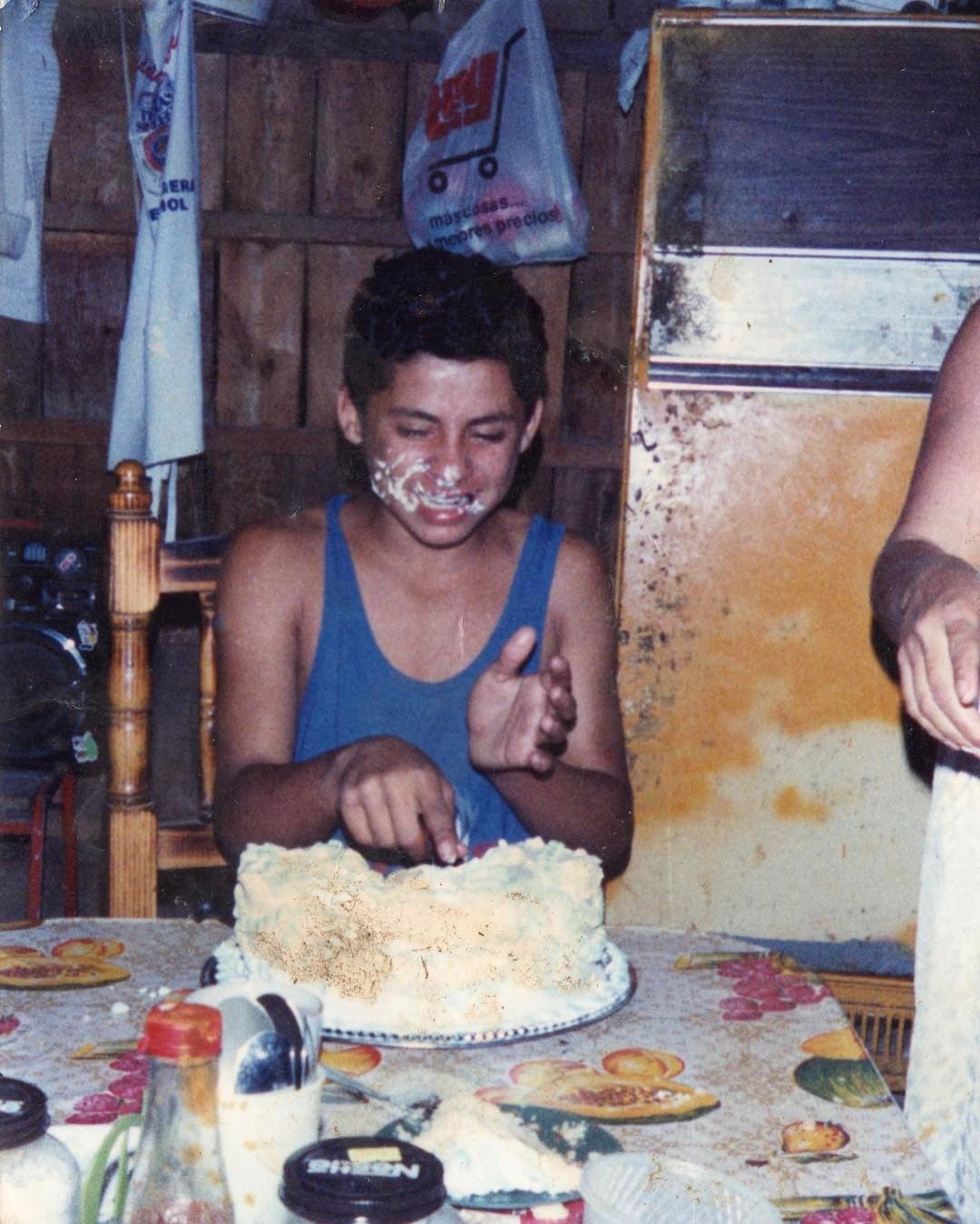 Larry Hernández nació el 10 de marzo de 1977 en Los Angeles, California; sin embargo, a los 4 años sus padres lo llevaron a vivir a un pequeño pueblo en Sinaloa llamado Pueblos Unidos-Estación Obispo.