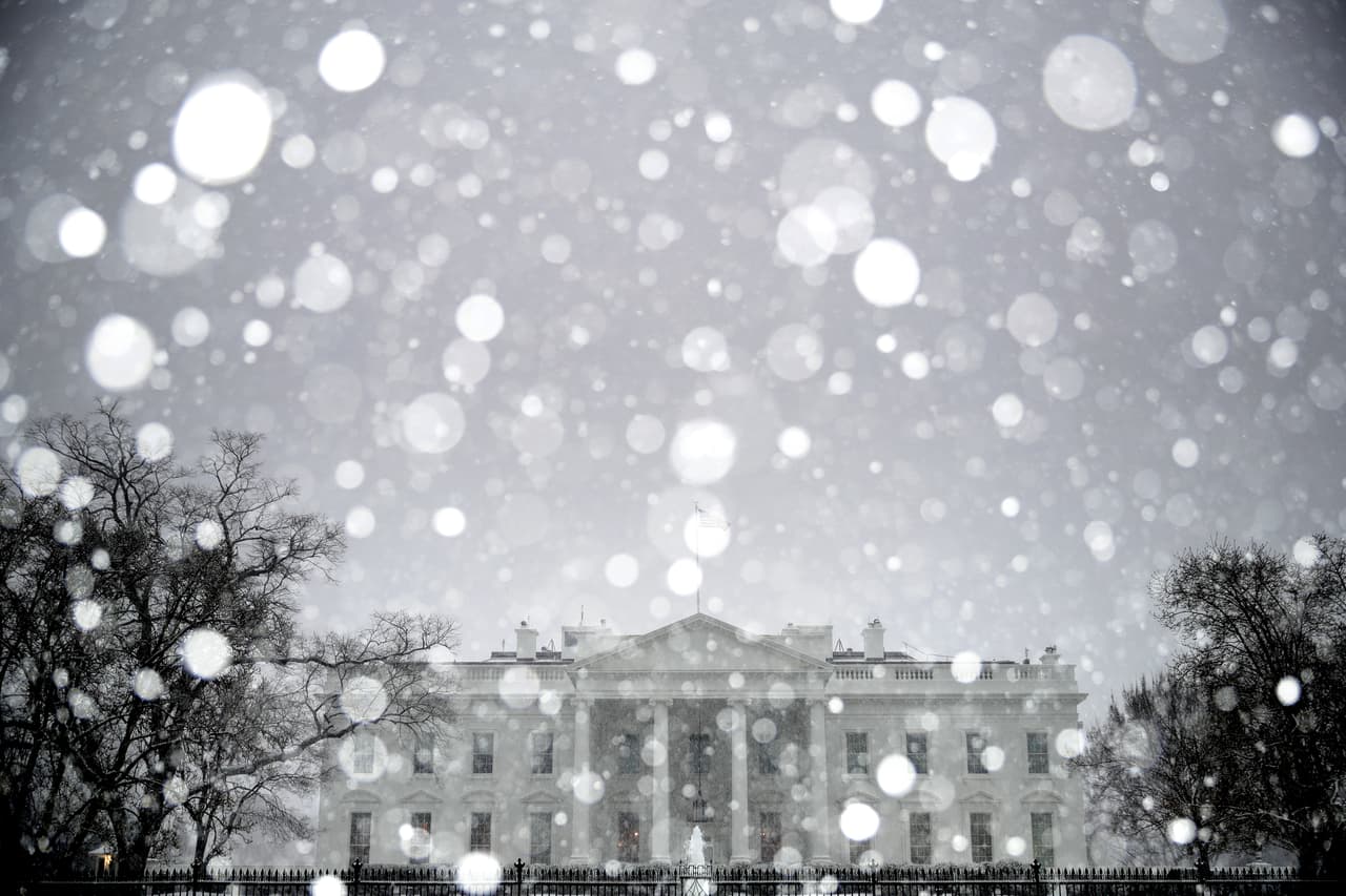 La intensa tormenta de nieve también cubrió la Casa Blanca. Las condiciones en los caminos son peligrosas debido a que se pronostica, además de la nieve, lluvias por la tarde noche.