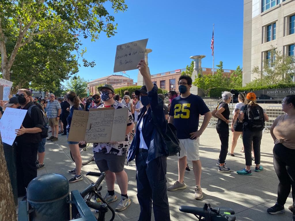 Se manifiestan en Sacramento en contra de la decisión de la Suprema Corte sobre el aborto