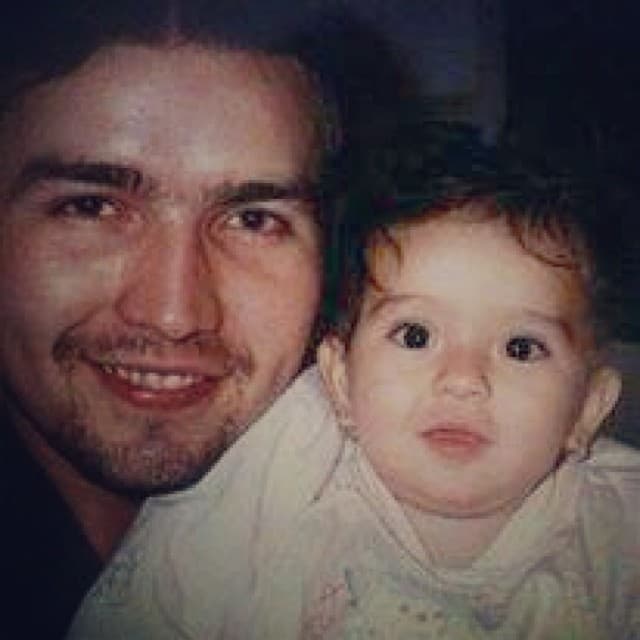 Esta es una imagen de Poncho sosteniendo a Yoselin cuando era solo una bebé.