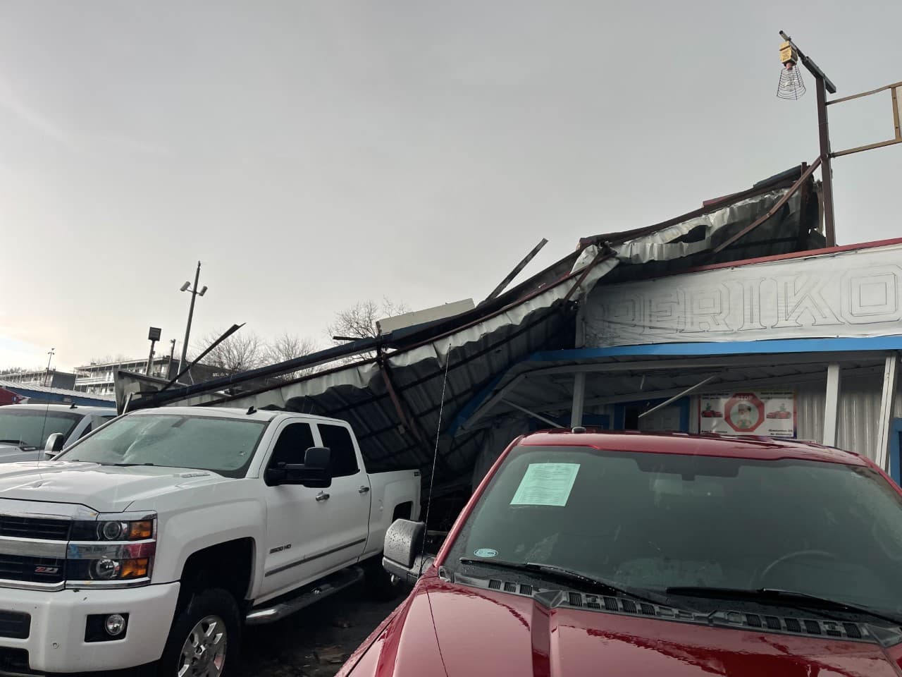 En el momento del impacto, el dueño del negocio se encontraba junto a varios colaboradores y clientes, en una oficina que quedó completamente reducida a escombros. “Lo que es la naturaleza, ni siquiera estaba lloviendo,
<b>en seis segundos se acabó”, dijo Everardo. </b>
<br>