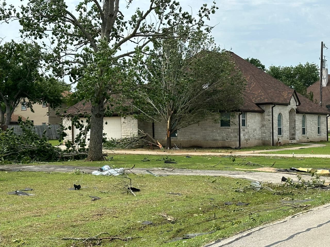 Además, algunas ramas de los árboles estaban cortadas por la mitad, una indicación de que un posible tornado pudo haber afectado en San Marcos.