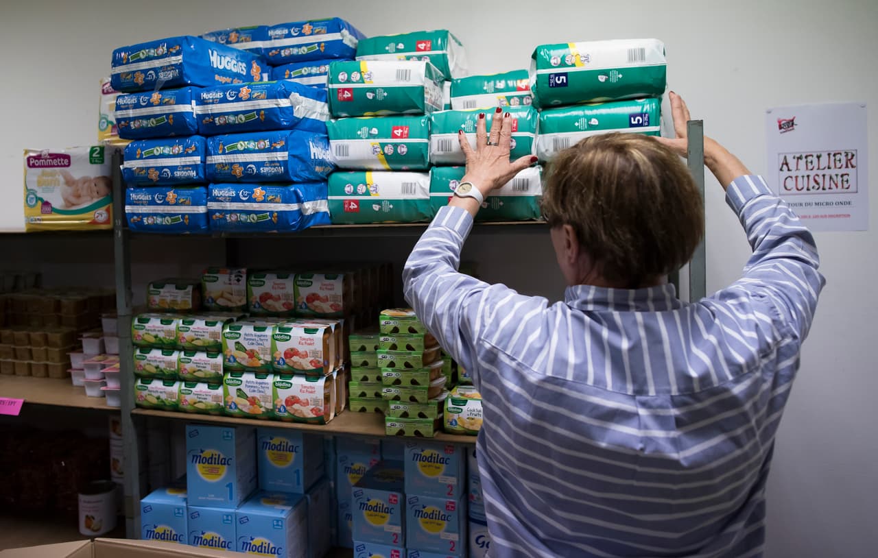 Suministros para bebés como pañales, fórmula, comida para el bebé y toallitas limpiadoras.
<br>