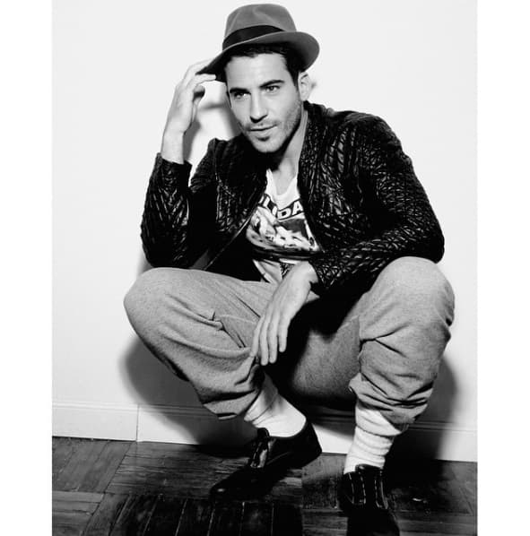 El apuesto y musculoso actor llega a la pantalla de UniMás para enamorarnos como ‘Alberto Márquez’ en la serie Velvet. Aquí te dejamos con las mejores del galán español más deseado por todas.