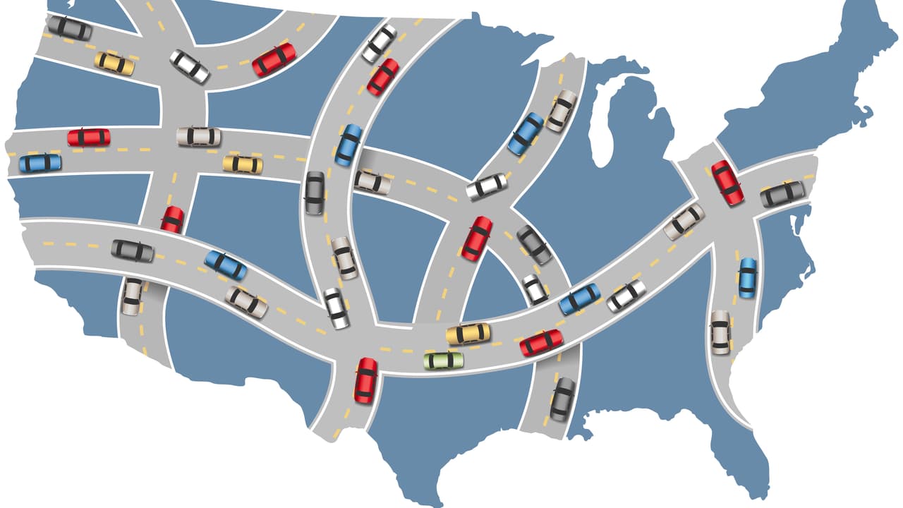 Según un estudio de
<b><a href="https://media.bizj.us/view/img/10360454/inrix2016trafficscorecarden.pdf" target="_blank">INRIX</a></b>, una compañía especializada en servicios de conectividad automotriz y análisis de datos el conductor promedio en EEUU pierde
<b>1,400 dólares al año </b>por causa del tráfico, lo que lo convierte en algo mucho más grave que una simple inconveniencia. Sin embargo el tiempo en llegar del punto A al punto B es apenas uno de los factores para evaluar la calidad del tráfico en un área determinada. La calidad de la infraestructura vial y la seguridad de las vías también juegan un papel importante. El sitio web de análisis financiero
<b><a href="https://wallethub.com/edu/best-worst-states-to-drive-in/43012/" target="_blank">WalletHub.com</a></b> determinó
<b>23 indicadores claves de un buen tránsito</b> y los usó para clasificar la calidad de manejo en cada uno de los estados de la nación. Estos fueron , en orden decreciente, los 10 mejores estados para conducir en EEUU.