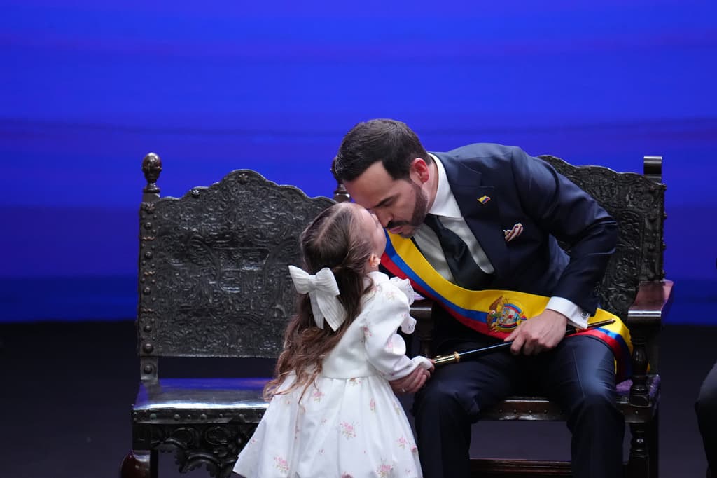 Francesca, la pequeña hija de Abelardo de la Espriella, se roba la ceremonia de juramentación en Colombia