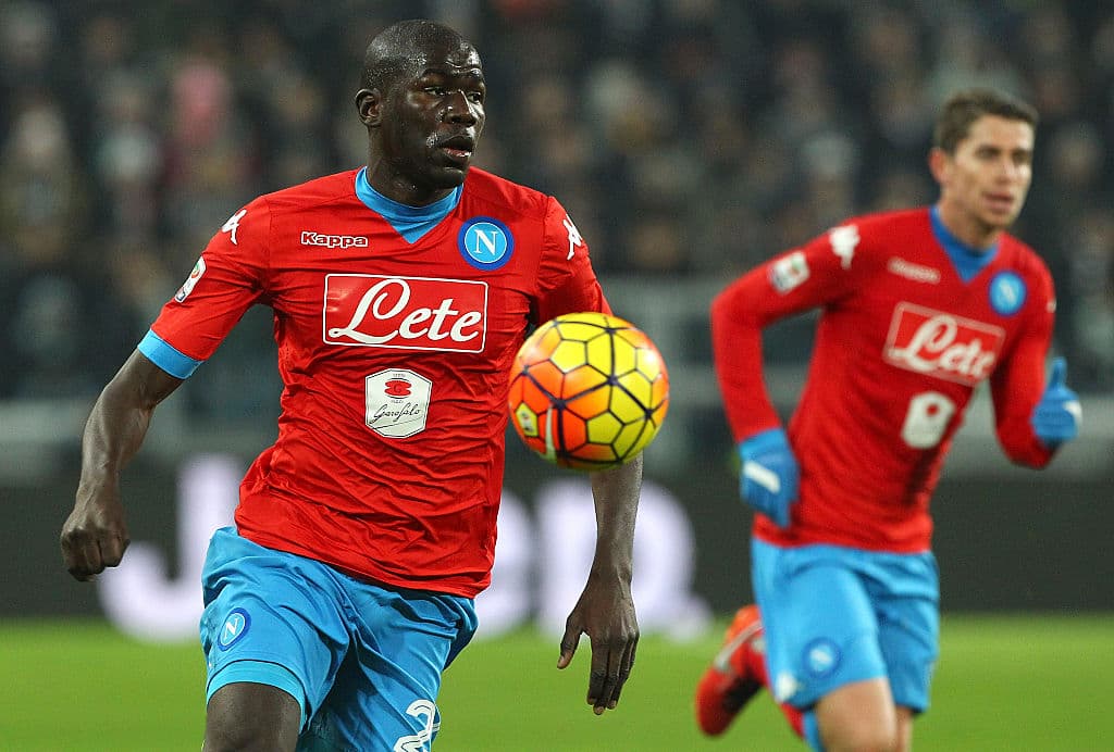 Por un momento pensó en retirarse del partido; pero recapacitó, no quería darle gusto a los racistas en las gradas.