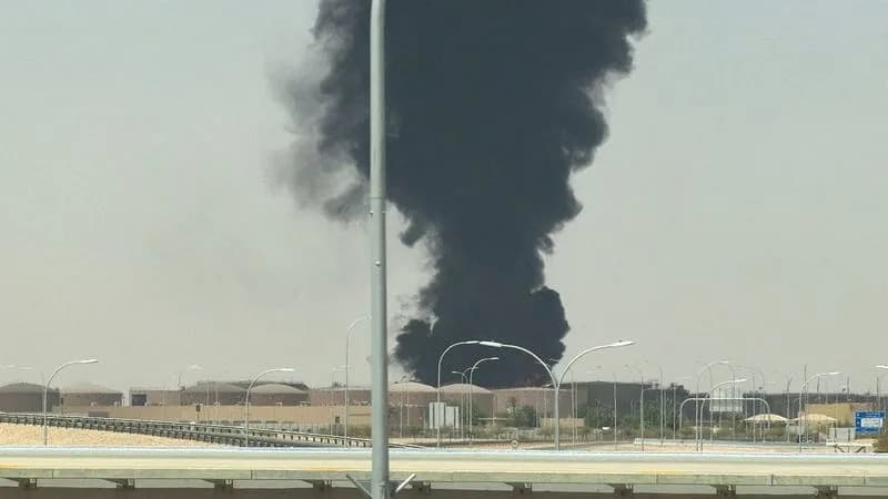 Graves problemas en el aeropuerto de Riad, con vuelos cancelados o retrasados y una columna de humo