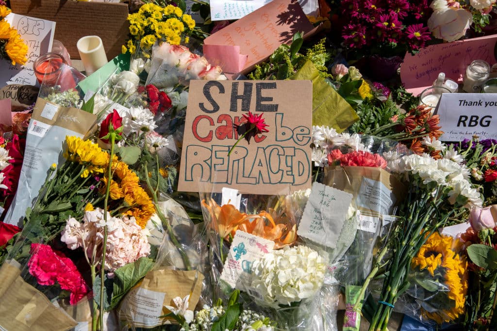 "Ella no puede ser reemplazada", dice este cartel entre cientos de flores, en referencia al anuncio hecho por el presidente Trump de que nominaría a un magistrado para
<b><a href="https://www.univision.com/noticias/elecciones-en-eeuu-2020/donald-trump-dice-que-nombraran-un-reemplazo-para-ginsburg-en-la-corte-suprema-sin-demora">cubrir su vacante en la Corte Suprema "sin demora" y que sería una mujer</a></b>.