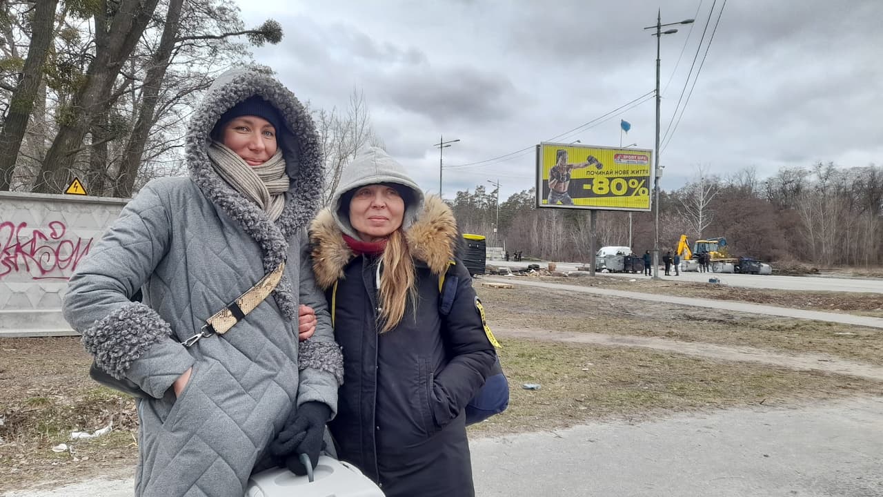 Oksana Khakhiuk y su madre esperan transporte en Kiev tras salir de Irpin, ciudad dormitorio al noreste de la capital de Ucrania bombardeada por los rusos.