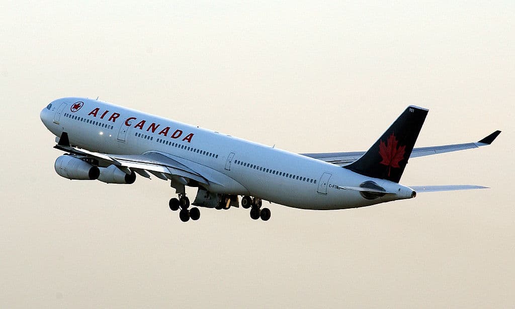 Al menos 35 personas resultaron con heridas leves en julio cuando
<a href="https://www.univision.com/noticias/mundo/la-gente-salio-volando-turbulencia-en-vuelo-de-air-canada-rumbo-a-sidney-deja-35-heridos"><u>una fuerte turbulencia afectó un vuelo de la compañía Air Canada</u></a> que se dirigía de Vancouver a Sídney, Australia.
<br>
<br>El avión Boeing 777-200, con 284 personas a bordo –15 de ellos tripulantes– tuvo que ser desviado al aeropuerto de Honolulu, Hawaii, donde los heridos recibieron atención médica.
<br>