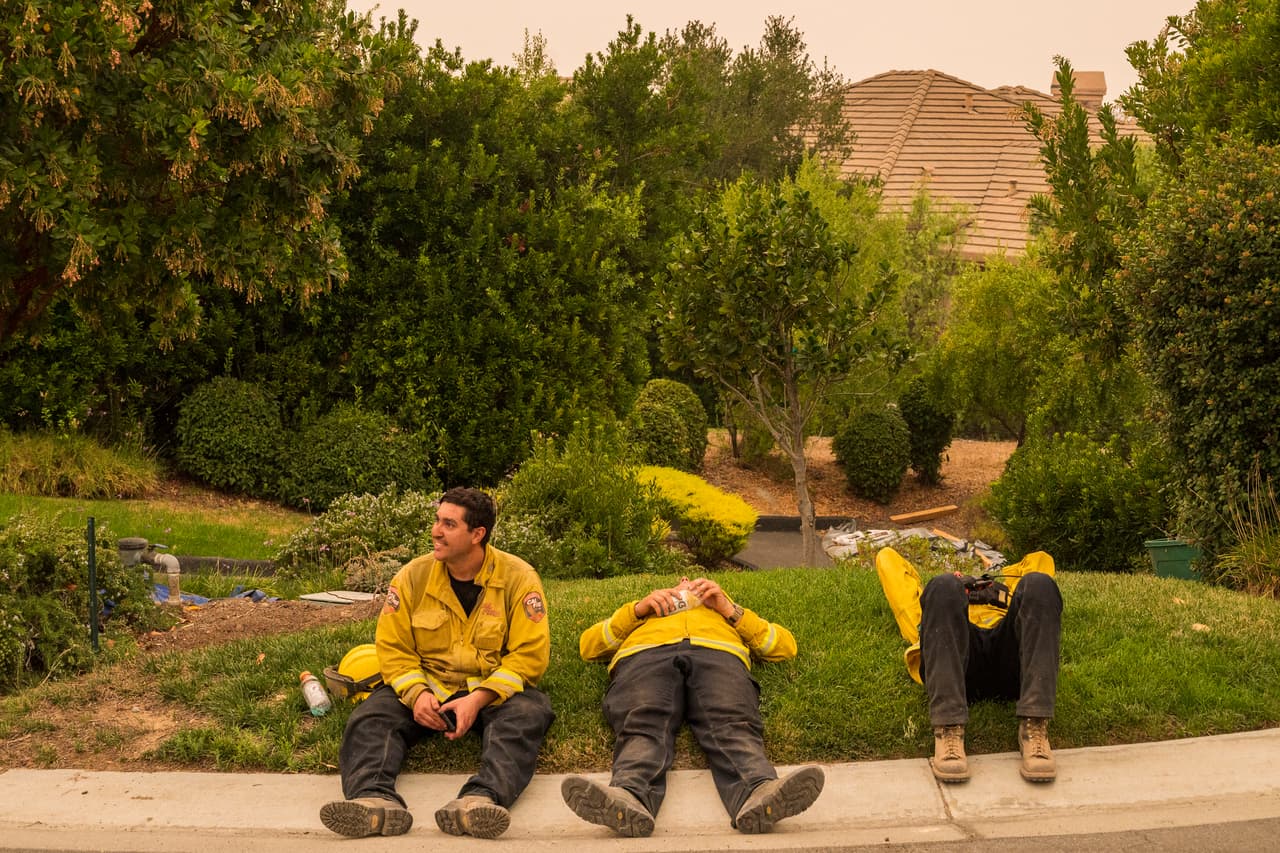 Un equipo de CalFire de Coulterville
<b>se toma un descanso mientras lucha contra el River Fire</b> cerca de Salinas, California.
<br>