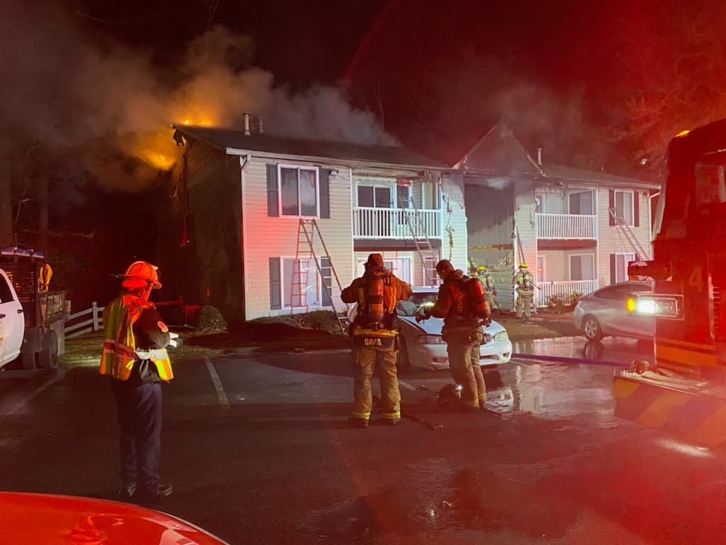 El fuego se reportó a las 2:49 am en el complejo de apartamentos Medlock Woods, ubicado en la cuadra 5100 de Beverly Glen Village Lane en Peachtree Corners.