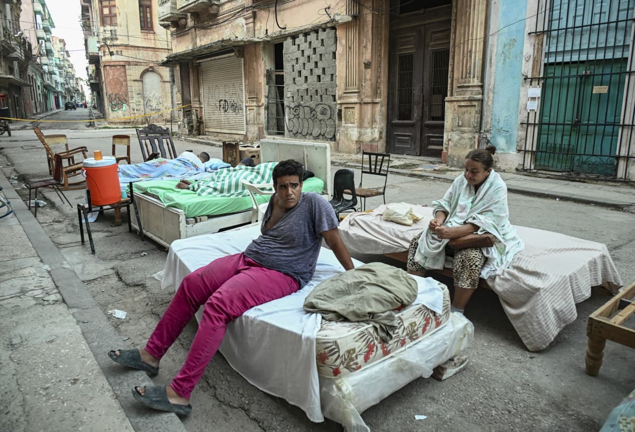 En Cuba, "resolver" la crisis día tras día pasa factura