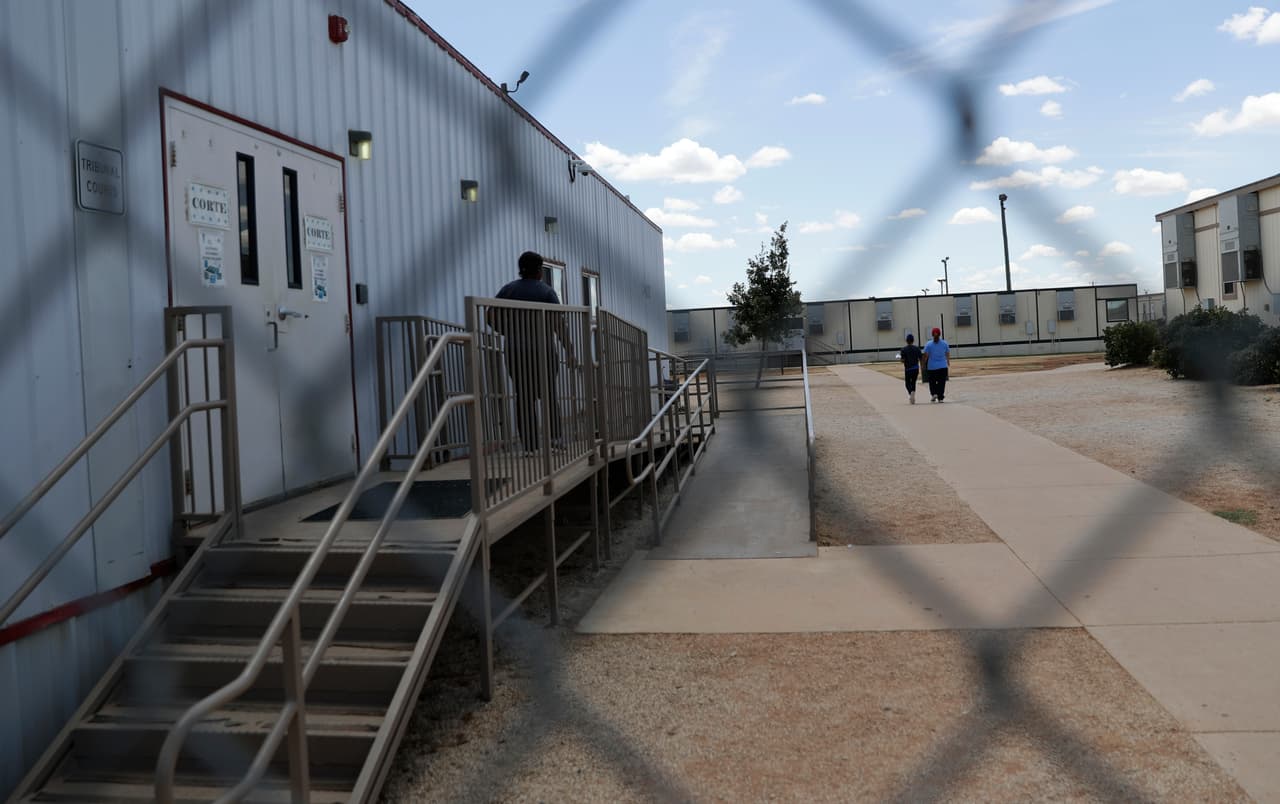 Una mujer colombiana embarazada fue detenida por ICE en Texas y engañada por un abogado con una supuesta fianza