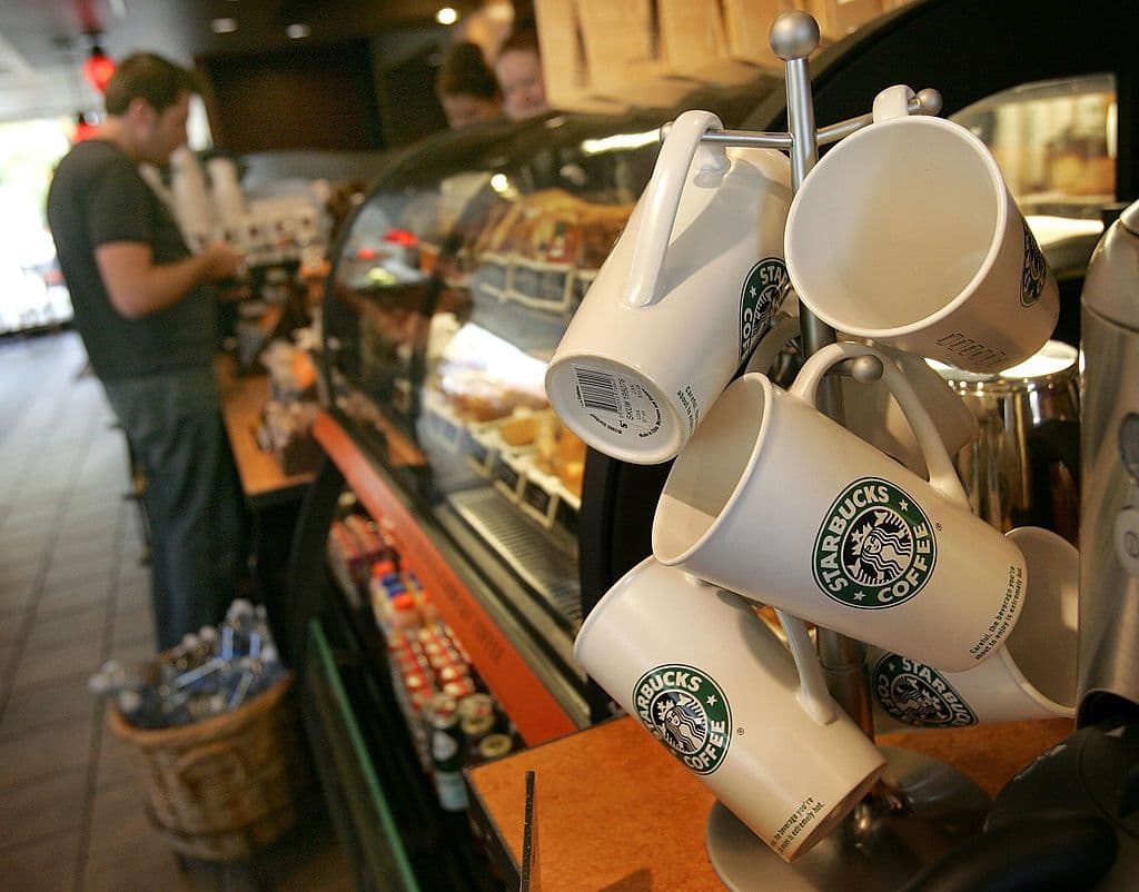 Clienta demanda a Starbucks por servir casi más hielo que bebida