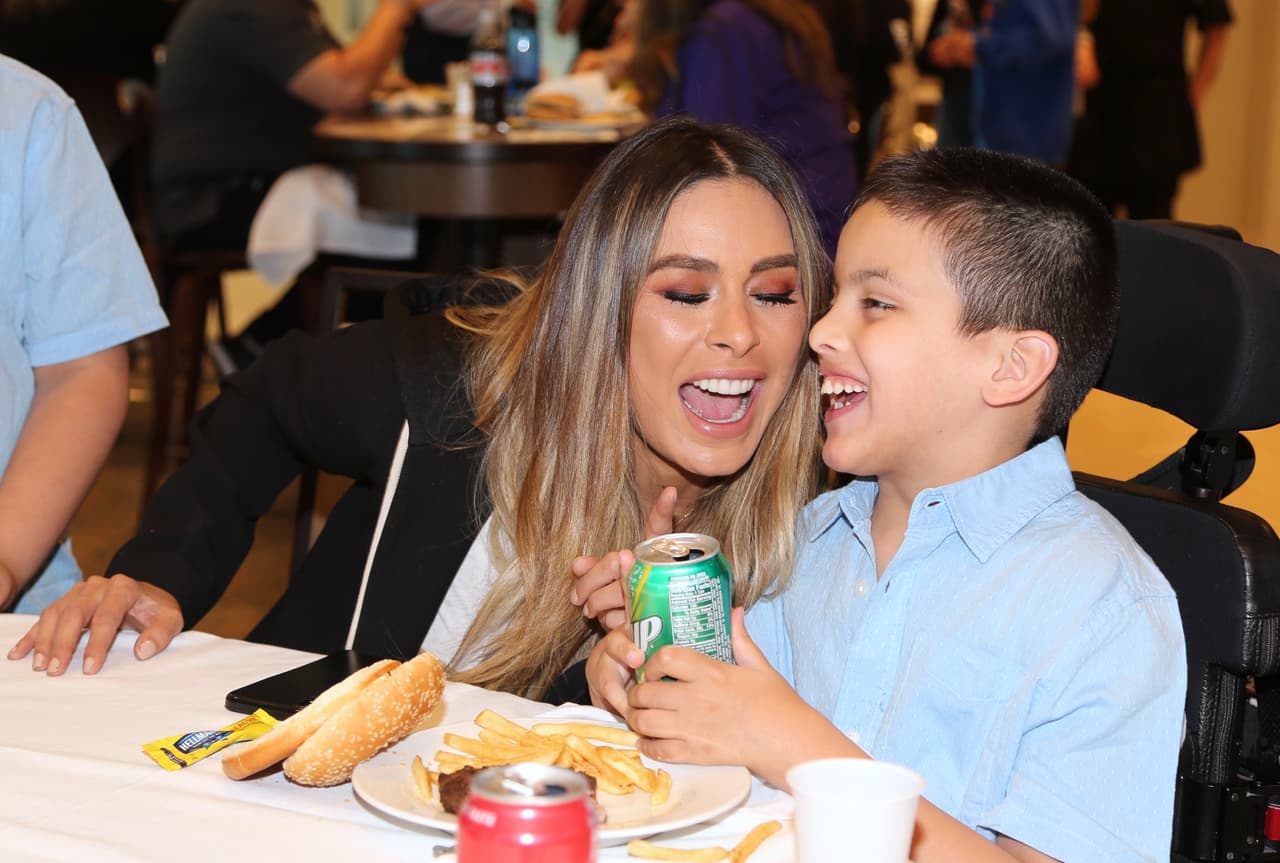 Galilea Montijo: ha trabajado junto a la fundación Granitito de Arena, una organización que busca ayudar a personas de la tercera edad y en etapa terminal.