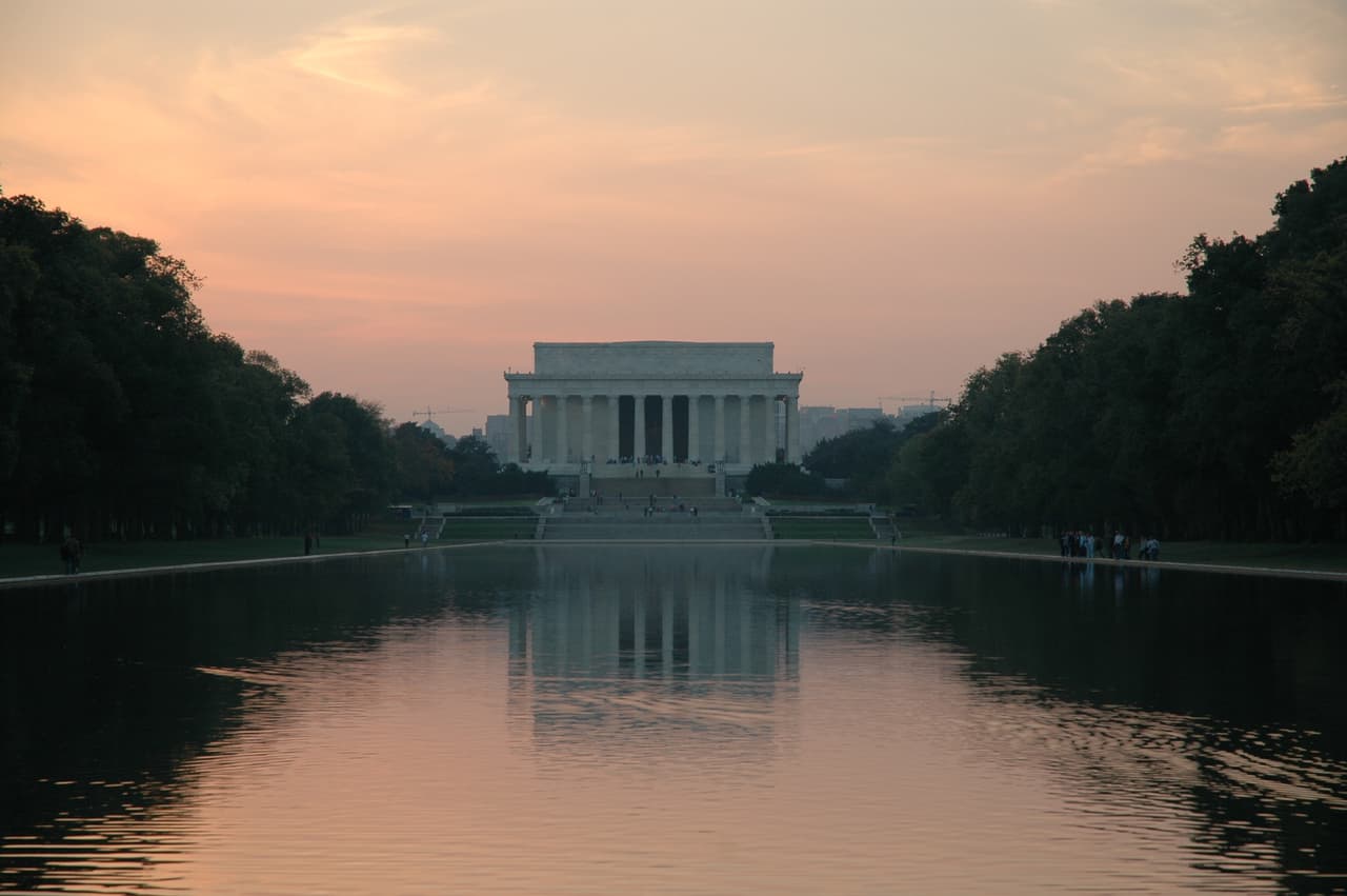 El Monumento a Lincoln es
<b>el más visitado</b> de la capital estadounidense, Washington DC. Más de 8 millones de personas acuden a verlo cada año. Quienes viven en la ciudad gozan a diario de sus magníficos atardeceres.