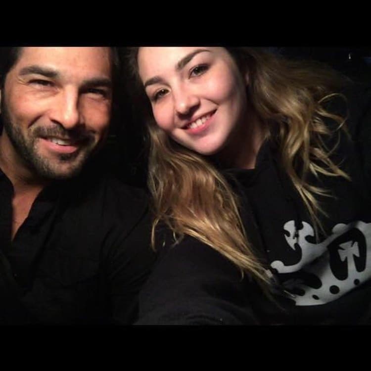 Pero aparte de su abuela, que no sabía, tampoco sabía su papá Arturo Carmona, a quien Melenie tuvo que esperar cinco años para tomar valor y contarle.