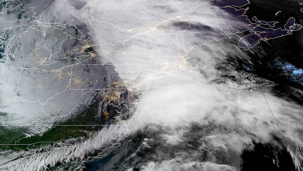 Un poderoso 'ciclón bomba' pone en alerta al noreste de EEUU y el consejo vota sobre el cierre de Rikers