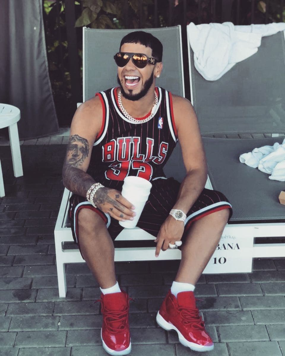 Su más reciente tiraera, ‘
<a href="https://www.youtube.com/watch?v=sElMLst9jy8" target="_blank">Intocable</a>’, es una ofensa directa a Cosculluela, que creó mucha controversia al insultar muchos sectores de Puerto Rico, y le costó su conierto enla Isla.