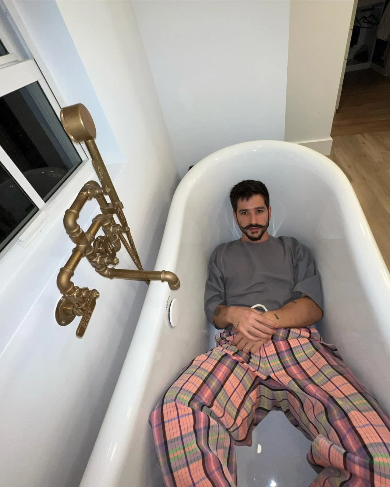 Camilo, reveló para un medio argentino que sufre de ‘Narcolepsia’, que consiste en un trastorno crónico del sueño que le produce una somnolencia extrema durante el día y ataques repentinos de sueño.