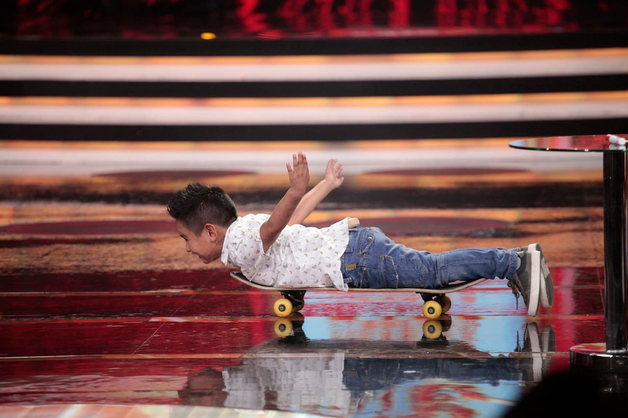 Como el pequeños no sabía cómo usarla, optó recostarse sobre el juguete y dar la vuelta.