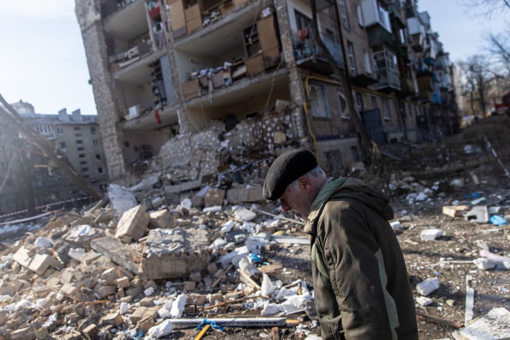 Un ucraniano camina entre los restos de una zona residencial que fue fuertemente bombardeada por las fuerzas rusas en Kiev. Desde el inicio de la invasión, las autoridades del ayuntamiento de la capital han estimado que 222 personas han muerto, incluidos 56 civiles, y entre ellos 4 niños.