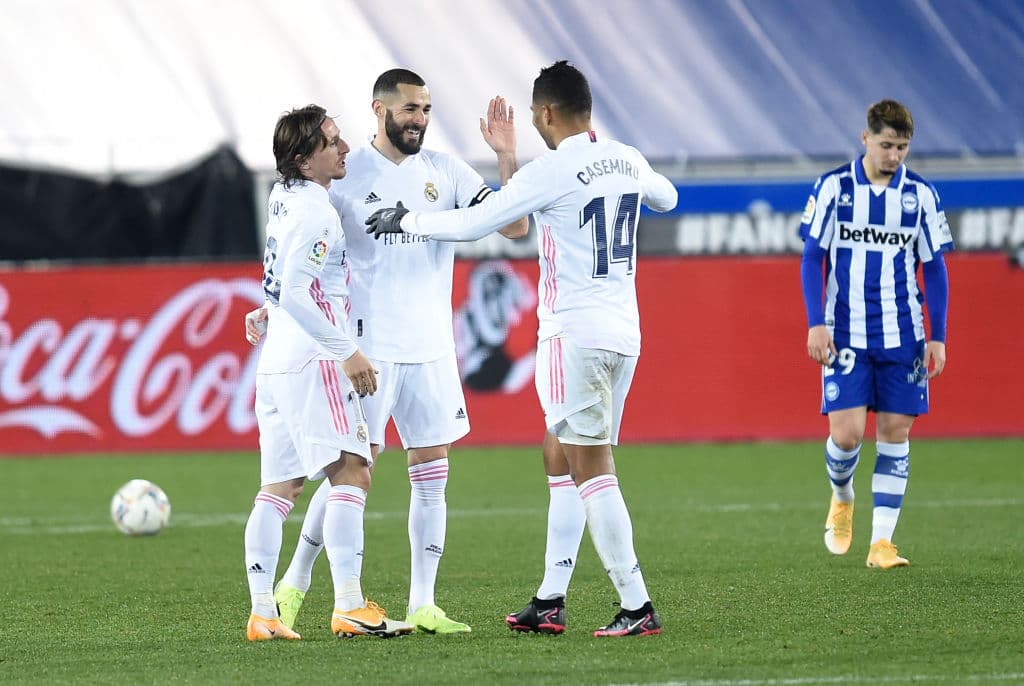 Casemiro (15’) abrió la cuenta y Benzema (41’) creció la ventaja. Antes de concluir la primera mitad, Eden Hazard (45+1’) marcaba el tercero en el Mendizorroza. Joselu (59’) hacía el descuento en la parte complementaria, pero Benzema (70’) conseguía sellar la goleada con su doblete. Real Madrid llegó a 40 unidades y recibirá al Levante en la siguiente fecha de La Liga.