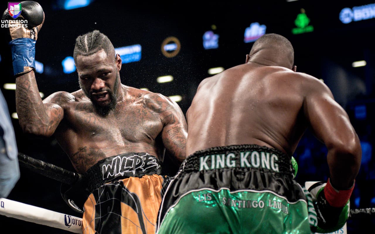 La pelea estelar en el Barclays Center de Brooklyn, una de las más esperadas en la categoría de los pesos completos, sobrepasó las expectativas de los aficionados. Luis Ortiz (28-1, 24 KOs) le complció la noche a Deontay Wilder (40-0, 39 KOs), pero el campeón sacó a relucir en el décimo round el poder que tiene en los nudillos para mandar al cubano a la lona en dos ocasiones y sellar la victoria.