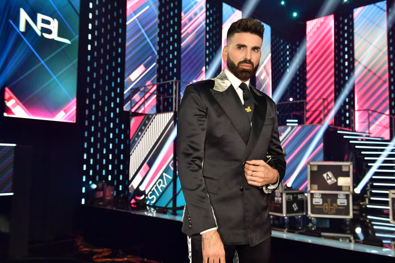 Jomari Goyso vistió un traje de dos colores, negro en la parte delantera y plateado atrás, que al igual que el que utilizó en la segunda gala, fue creado por el diseñador Martín Polanco.