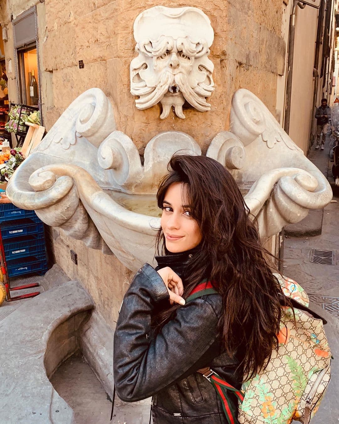 "Es falso, y lo falso se está volviendo la nueva realidad. Tenemos una completamente irreal imagen del cuerpo femenino", añadió la popular cantante.